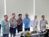 Plt. Kepala Bapenda Sultra, La Ode Mahbub, didampingi Ditlantas Polda Sultra, PT Jasa Raharja, Bank Sultra, Dinas Sosial, dan notaris mengumumkan pemenang Undian Gebyar Samsat 2026 di Ruang Rapat Bapenda Sultra, Kamis (2/7/2026). Program tersebut merupakan bentuk apresiasi kepada wajib pajak kendaraan bermotor yang taat membayar pajak sekaligus upaya mendorong peningkatan kepatuhan masyarakat dalam memenuhi kewajiban perpajakan daerah. (FOTO: Mediatamasultra.com)