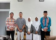 Kepala MAN 1 Kendari, La Tangkalalo, S.Pd., M.Pd. (kanan), berfoto bersama Guru Prakarya Robotika, Dr. H. Zulrahmat, M.Pd. (kiri) serta tim robotik MAN 1 Kendari yang berhasil meraih dua medali silver pada ajang robotik tingkat nasional, yakni Indonesia Robotic Festival (IROF) 2025 dan Indonesia Youth Robot Competition (IYRC) 2026. (FOTO: Mediatamasultra.com)