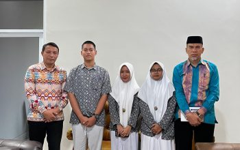 Kepala MAN 1 Kendari, La Tangkalalo, S.Pd., M.Pd. (kanan), berfoto bersama Guru Prakarya Robotika, Dr. H. Zulrahmat, M.Pd. (kiri) serta tim robotik MAN 1 Kendari yang berhasil meraih dua medali silver pada ajang robotik tingkat nasional, yakni Indonesia Robotic Festival (IROF) 2025 dan Indonesia Youth Robot Competition (IYRC) 2026. (FOTO: Mediatamasultra.com)