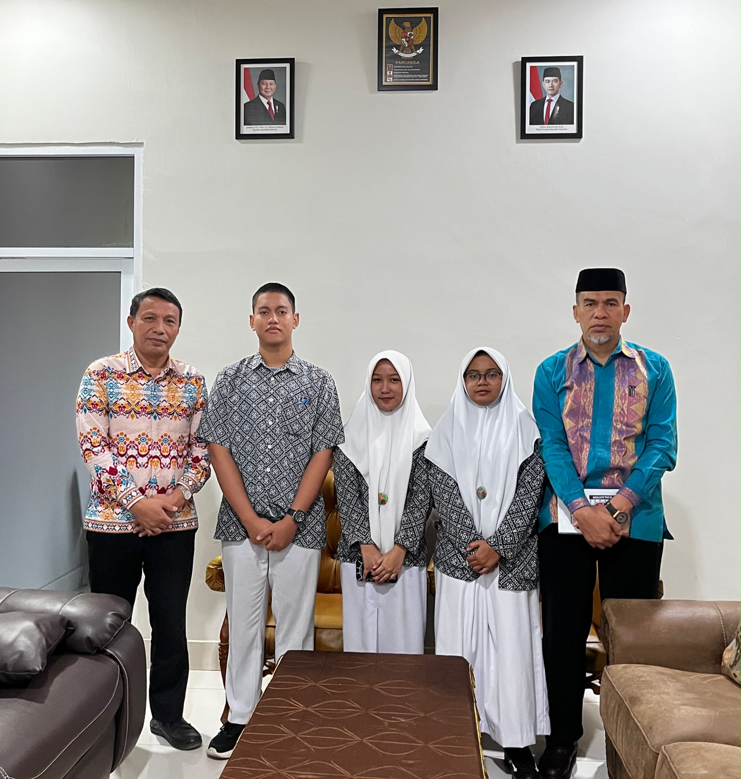 Kepala MAN 1 Kendari, La Tangkalalo, S.Pd., M.Pd. (kanan), berfoto bersama Guru Prakarya Robotika, Dr. H. Zulrahmat, M.Pd. (kiri) serta tim robotik MAN 1 Kendari yang berhasil meraih dua medali silver pada ajang robotik tingkat nasional, yakni Indonesia Robotic Festival (IROF) 2025 dan Indonesia Youth Robot Competition (IYRC) 2026. (FOTO: Mediatamasultra.com)