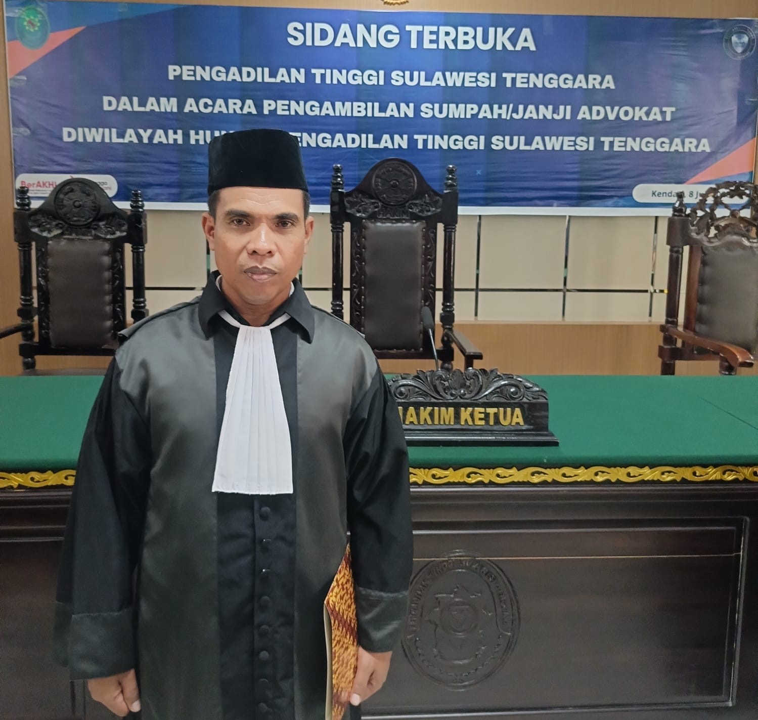 Wakil Ketua PWI Sulawesi Tenggara Bidang Advokasi dan Pembelaan Wartawan, Dr. Umar Marhum, A.Md., STP., S.H., M.H., resmi diambil sumpah sebagai advokat Perhimpunan Advokat Indonesia (PERADI) Prof. Dr. Otto Hasibuan dalam sidang terbuka yang digelar di Pengadilan Tinggi Sulawesi Tenggara, Rabu (8/7/2026). (Dok. Istimewa)