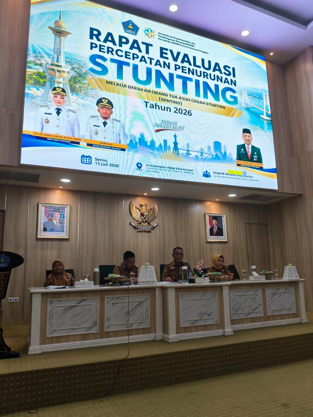 Sekda Kota Kendari, Amir Hasan, saat membuka Rapat Evaluasi Percepatan Penurunan Stunting melalui Gerakan Orang Tua Asuh Cegah Stunting (GENTING) Tahun 2026 di Aula Samaturu Balai Kota Kendari, Senin (13/7/2026). (Dok. Istimewa)