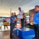 Gubernur Sulawesi Tenggara, Mayjen TNI (Purn) Andi Sumangerukka, menyerahkan piagam penghargaan kepada Kasiops Grup 5 Kopassus, Letkol Inf Abdullah Mahua, usai meraih Juara I Lomba Menembak Kapolda Cup Kategori Forkopimda dalam rangka Hari Bhayangkara ke-80 di Lapangan Tembak Ade Yahya, Mako Satbrimob Polda Sultra, Kendari, Rabu (8/7/2026). (FOTO: FAYSAL/MS)