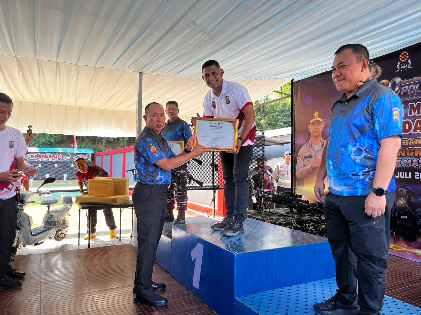 Gubernur Sulawesi Tenggara, Mayjen TNI (Purn) Andi Sumangerukka, menyerahkan piagam penghargaan kepada Kasiops Grup 5 Kopassus, Letkol Inf Abdullah Mahua, usai meraih Juara I Lomba Menembak Kapolda Cup Kategori Forkopimda dalam rangka Hari Bhayangkara ke-80 di Lapangan Tembak Ade Yahya, Mako Satbrimob Polda Sultra, Kendari, Rabu (8/7/2026). (FOTO: FAYSAL/MS)