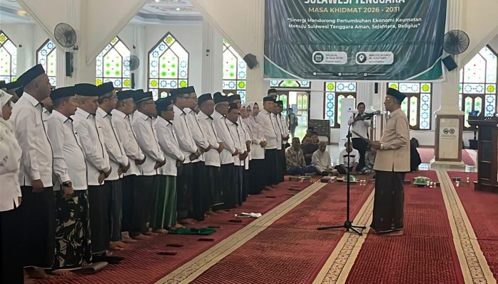 Gubernur Sulawesi Tenggara, Andi Sumangerukka (ASR), saat mengukuhkan Pengurus Majelis Ulama Indonesia (MUI) Provinsi Sulawesi Tenggara masa khidmat 2026-2031 di Masjid Agung Al Kautsar, Kendari, Selasa (21/7/2026).