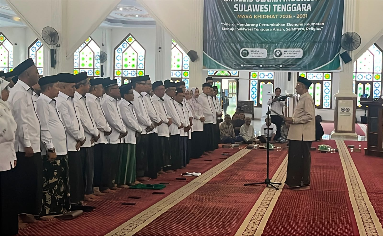 Gubernur Sulawesi Tenggara, Andi Sumangerukka (ASR), saat mengukuhkan Pengurus Majelis Ulama Indonesia (MUI) Provinsi Sulawesi Tenggara masa khidmat 2026-2031 di Masjid Agung Al Kautsar, Kendari, Selasa (21/7/2026).