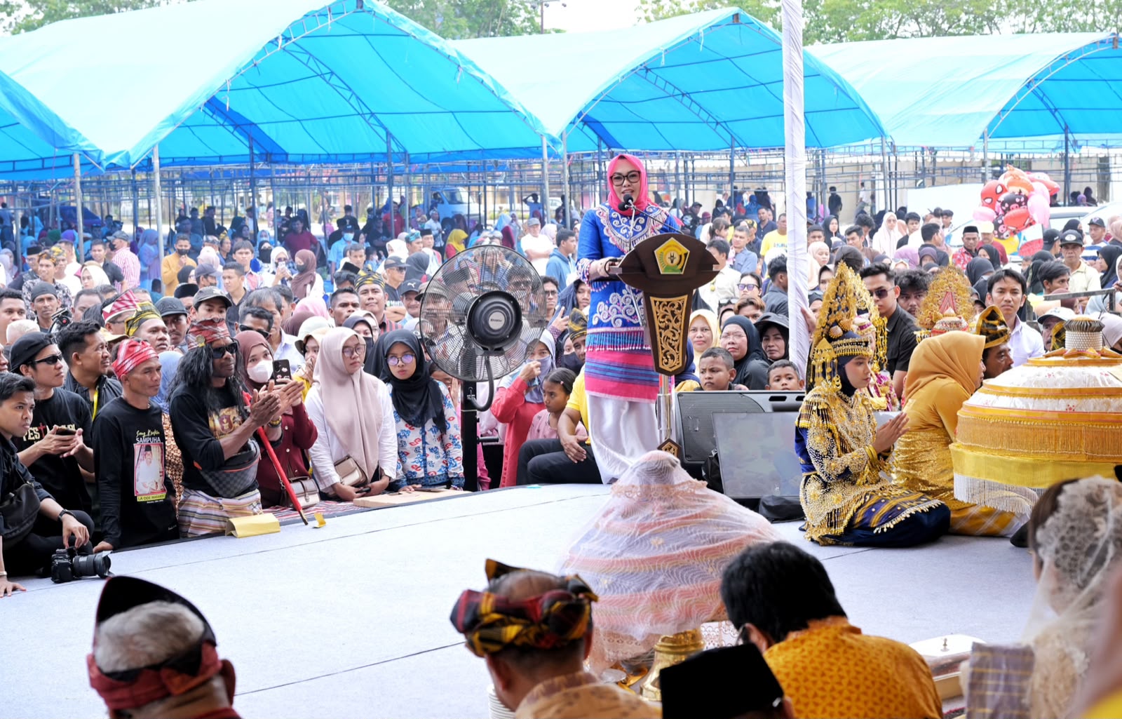Wali Kota Kendari, Siska Karina Imran, menghadiri Silaturahmi Akbar KKMM Sultra di kawasan Eks MTQ Kota Kendari, Minggu (19/7/2026). Kehadirannya disambut antusias oleh ribuan warga Muna yang memadati lokasi acara sebagai wujud kebersamaan dan penguatan tali silaturahmi.