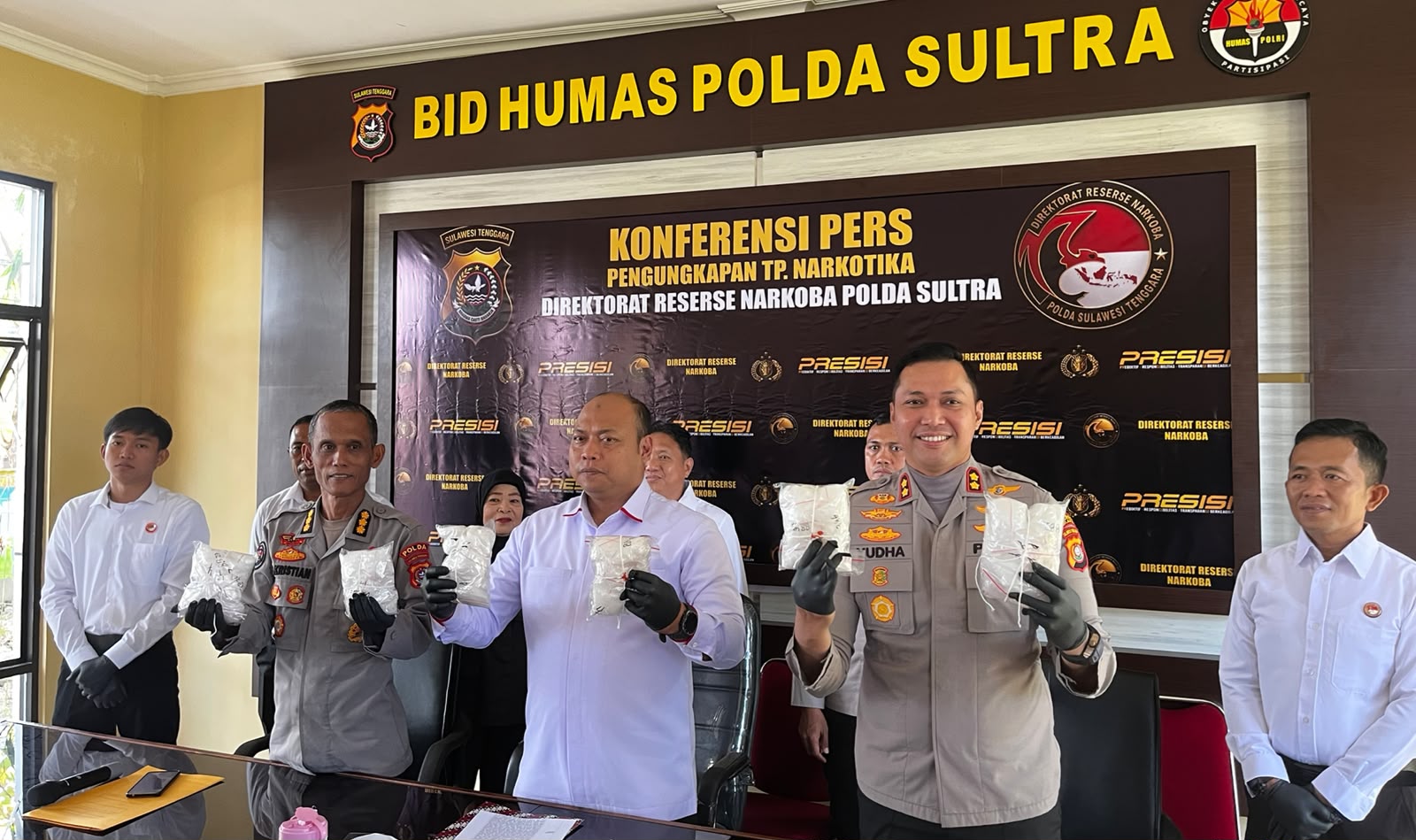 Polda Sultra saat menggelar konferensi pers terkait pengungkapan kasus peredaran narkotika jenis sabu di Kabupaten Kolaka.