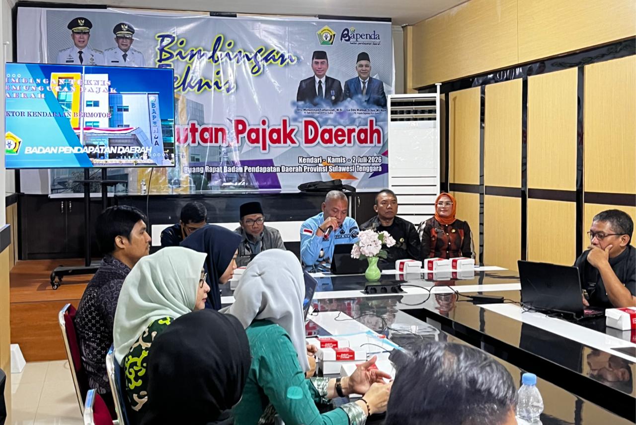 Plt. Kepala Bapenda Sultra, La Ode Mahbub, membuka Bimtek Pemungutan Pajak Daerah yang diikuti kepala UPTD dan kepala Seksi Penetapan Pajak dari 17 UPTD Samsat se-Sultra di Ruang Rapat Bapenda Sultra, Kamis (2/7/2026). Bimtek tersebut bertujuan meningkatkan pemahaman regulasi, akurasi penetapan pajak, serta mendorong digitalisasi pelayanan perpajakan daerah. (FOTO: Mediatamasultra.com)