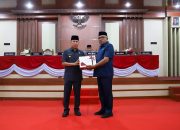 APBD Sultra 2025 Surplus Rp587,6 Miliar, Gubernur ASR Serahkan Ranperda ke DPRD