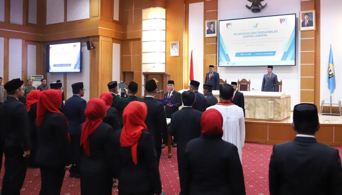 Gubernur Sulawesi Tenggara (Sultra), Mayjen TNI (Purn) Andi Sumangerukka (ASR), melantik dan mengambil sumpah jabatan 26 pejabat di lingkungan Pemerintah Provinsi Sulawesi Tenggara di Ruang Pola Kantor Gubernur Sultra, Senin (6/7/2026). (Dok. Istimewa)