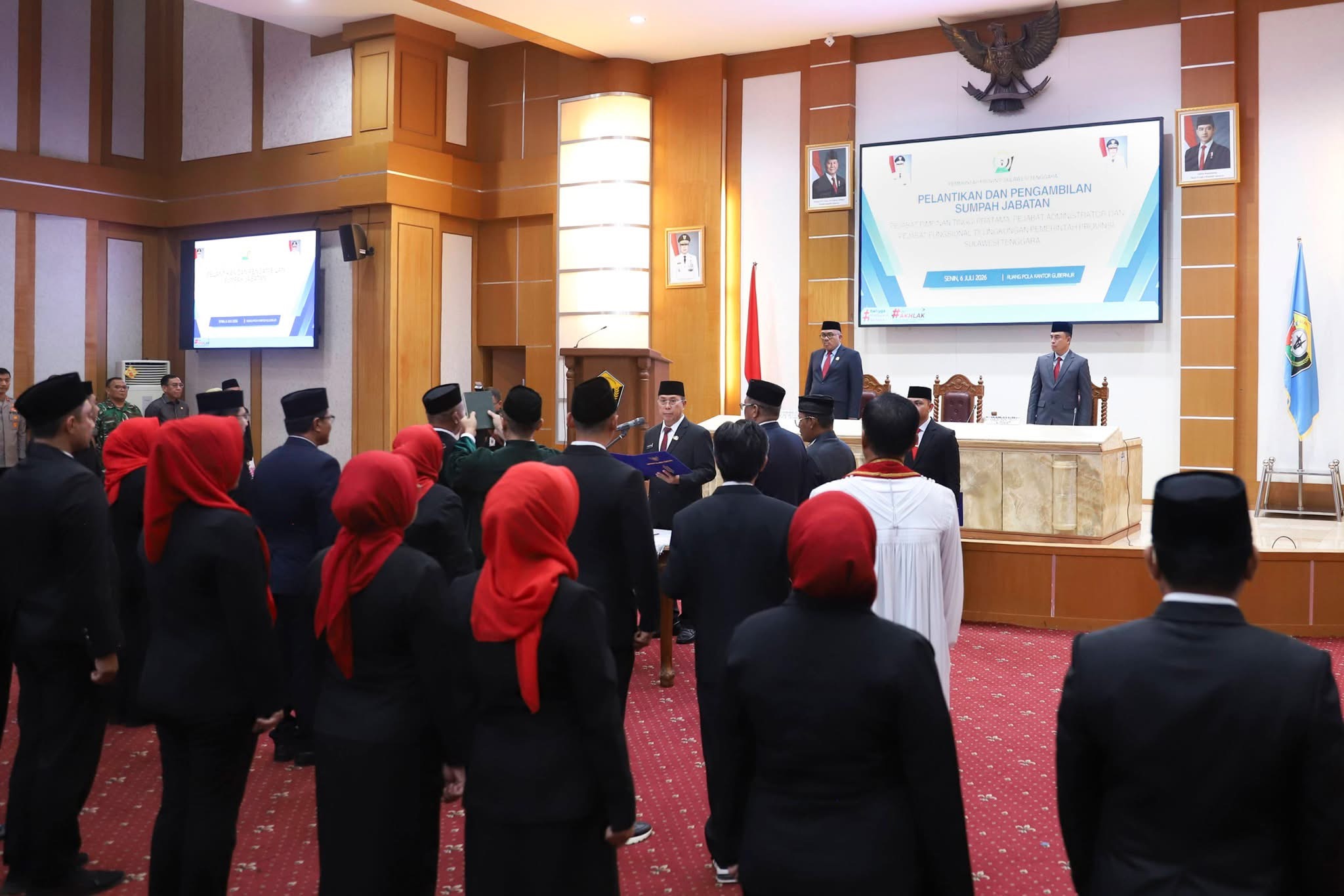 Gubernur Sulawesi Tenggara (Sultra), Mayjen TNI (Purn) Andi Sumangerukka (ASR), melantik dan mengambil sumpah jabatan 26 pejabat di lingkungan Pemerintah Provinsi Sulawesi Tenggara di Ruang Pola Kantor Gubernur Sultra, Senin (6/7/2026). (Dok. Istimewa)