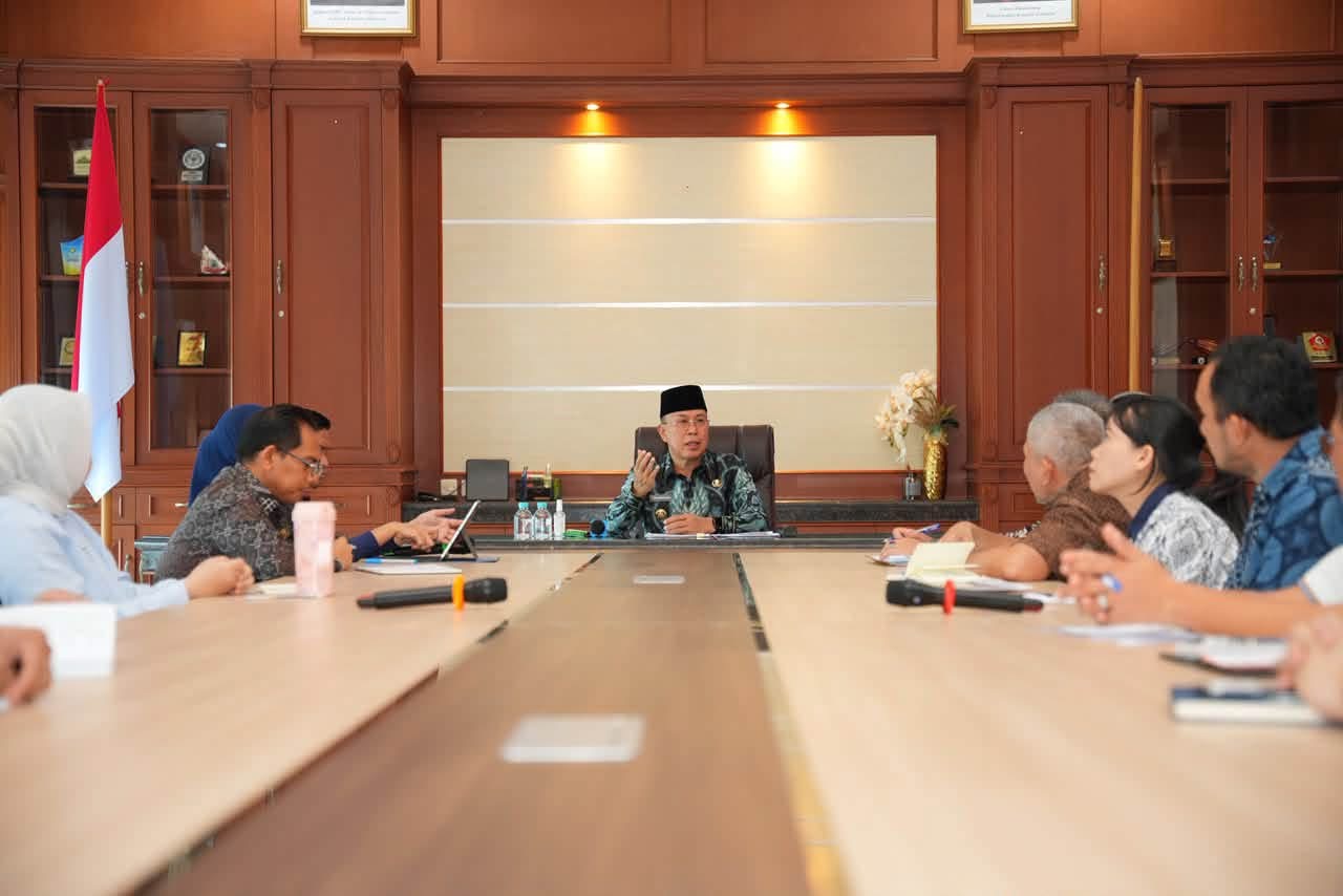Gubernur Sultra Andi Sumangerukka saat melakukan audiensi bersama para pengusaha tambang MBLB yang sedang mengajukan permohonan RKAB bertempat di Kantor Gubernur Sultra, Jumat (10/7/2026). (Dok. Istimewa)