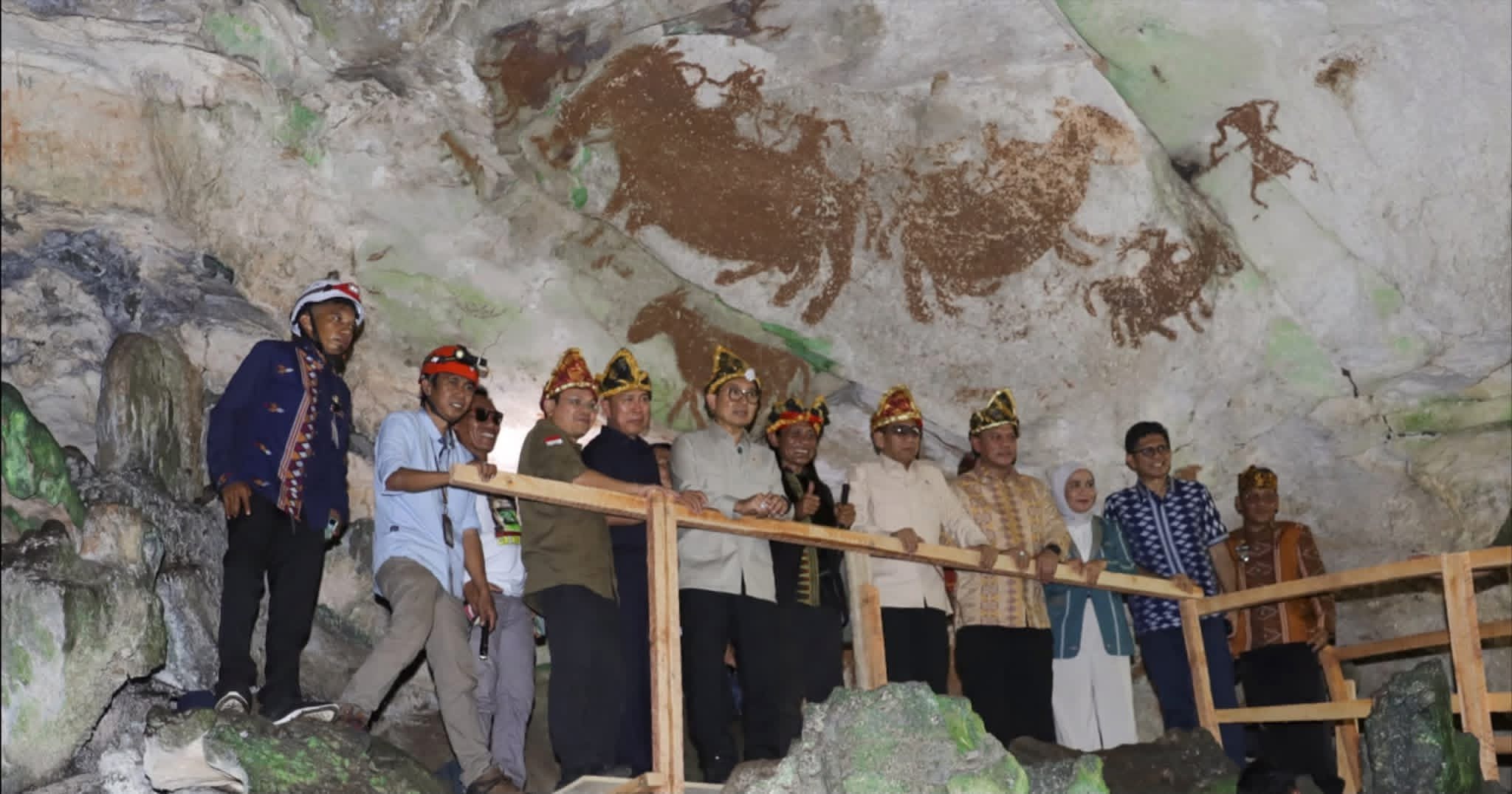 Menteri Kebudayaan RI, Fadli Zon, didampingi Gubernur Sulawesi Tenggara, Andi Sumangerukka, membuka Festival Liangkobori IV Tahun 2026 di Desa Liangkobori, Kecamatan Lohia, Kabupaten Muna, Sabtu (11/7/2026). Dalam kesempatan itu, Fadli Zon mengumumkan rencana penetapan kawasan Gua Liangkobori sebagai Cagar Budaya Nasional serta pengusulan Gua Metanduno menjadi Warisan Dunia UNESCO.