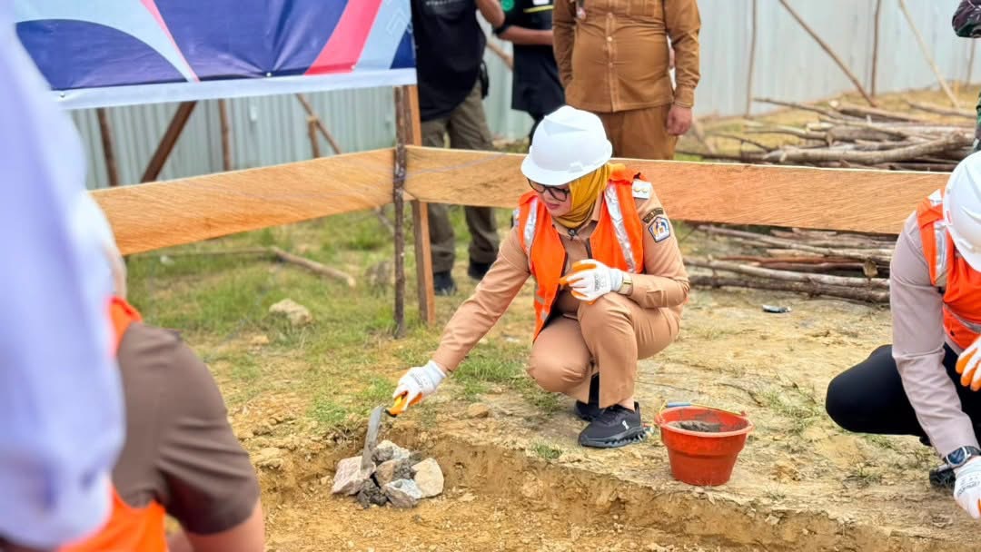 Wali Kota Kendari, dr. Hj. Siska Karina Imran, SKM, melakukan peletakan batu pertama pembangunan Kampung Nelayan Merah Putih (KNMP) di Kelurahan Puday, Senin (20/7/2026).