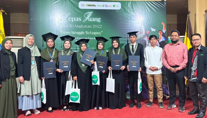 Enam Awardee Etos ID Kendari Angkatan 2022 mengikuti prosesi Wisuda dan Lepas Juang Etos ID Wilayah Kendari di Aula Fakultas Pertanian Universitas Halu Oleo (UHO), Sabtu (13/7/2026), setelah menyelesaikan pembinaan selama empat tahun. Kegiatan ini menjadi penanda dimulainya pengabdian para alumni sebagai pemimpin muda yang siap berkontribusi bagi masyarakat. (Dok. Istimewa)