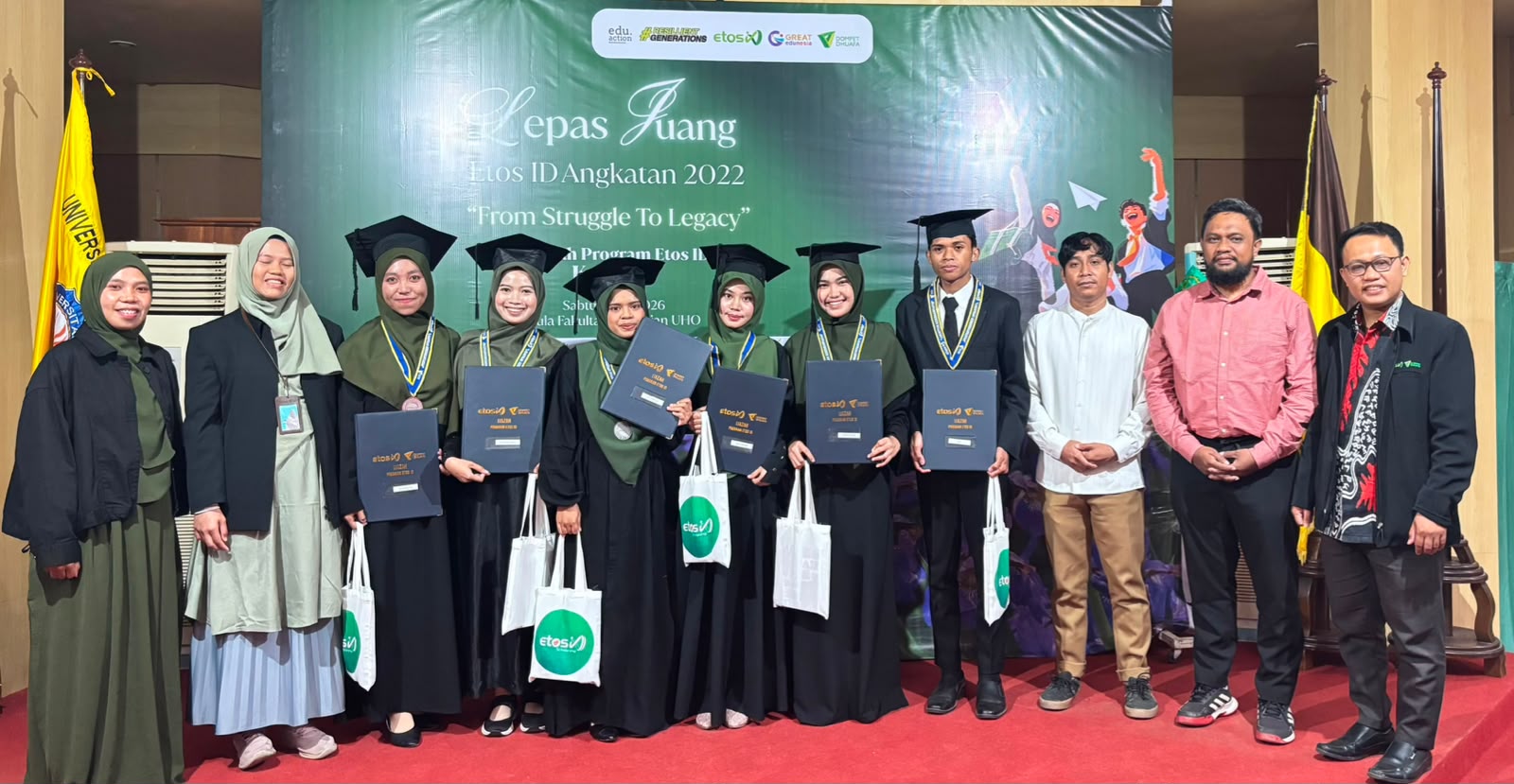 Enam Awardee Etos ID Kendari Angkatan 2022 mengikuti prosesi Wisuda dan Lepas Juang Etos ID Wilayah Kendari di Aula Fakultas Pertanian Universitas Halu Oleo (UHO), Sabtu (13/7/2026), setelah menyelesaikan pembinaan selama empat tahun. Kegiatan ini menjadi penanda dimulainya pengabdian para alumni sebagai pemimpin muda yang siap berkontribusi bagi masyarakat. (Dok. Istimewa)