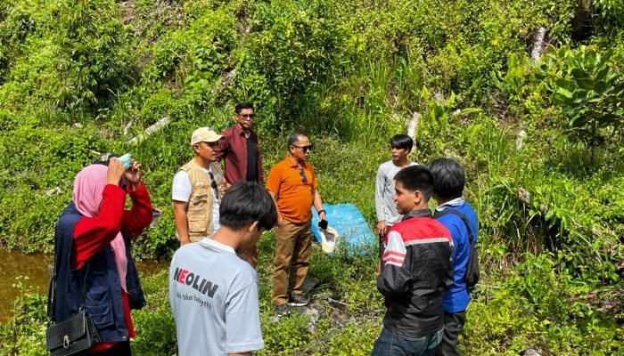 Ketua DPD Tani Merdeka Indonesia (TMI) Kota Kendari, Sahuriyanto Meronda, bersama jajaran pengurus meninjau lokasi persiapan pembangunan kandang ayam petelur bersama Kelompok Tani Nanga-Nanga Hijau dan Kelompok Tani Tunas Baru di Kota Kendari, Jumat (24/7/2026). Kegiatan tersebut merupakan bentuk sinergi TMI dengan kelompok tani untuk mendukung peningkatan produksi pangan serta kesejahteraan petani melalui program pendampingan dan penguatan sektor pertanian.