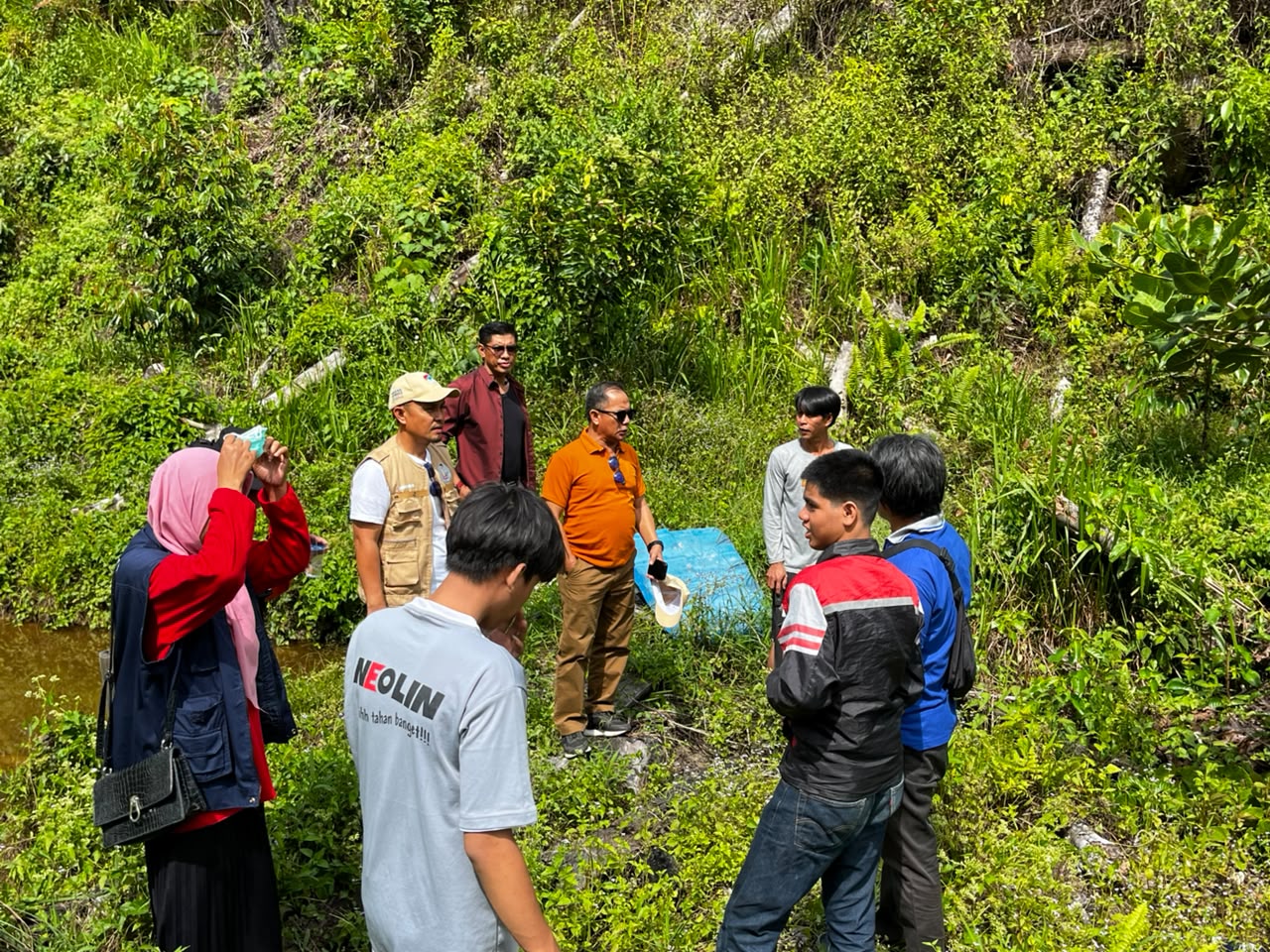 Ketua DPD Tani Merdeka Indonesia (TMI) Kota Kendari, Sahuriyanto Meronda, bersama jajaran pengurus meninjau lokasi persiapan pembangunan kandang ayam petelur bersama Kelompok Tani Nanga-Nanga Hijau dan Kelompok Tani Tunas Baru di Kota Kendari, Jumat (24/7/2026). Kegiatan tersebut merupakan bentuk sinergi TMI dengan kelompok tani untuk mendukung peningkatan produksi pangan serta kesejahteraan petani melalui program pendampingan dan penguatan sektor pertanian.