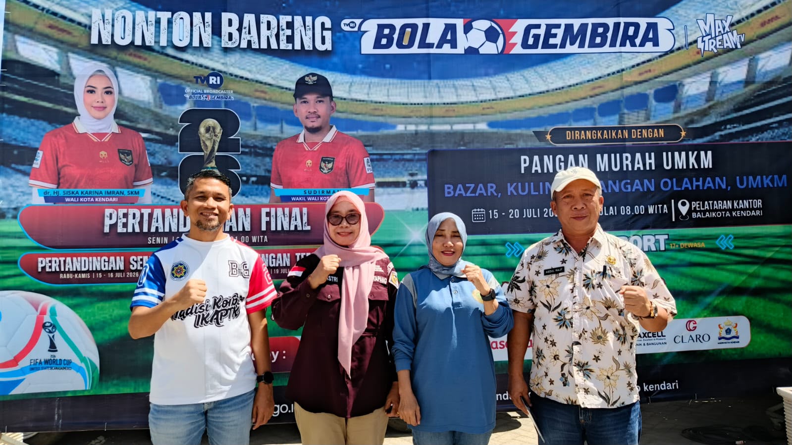 Foto bersama Kepala Dispora Kota Kendari, Ridha Wahyuni Nappu, bersama Kepala Dinas Ketahanan Pangan Kota Kendari, Abdul Rauf, pada kesiapan pelaksanaan kegiatan Nonton Bareng (Nobar) “Bola Gembira” yang dipusatkan di pelataran Balai Kota Kendari. Puncak acara akan digelar pada Final Piala Dunia 2026 yang mempertemukan Spanyol melawan Argentina, Senin (20/7/2026) dini hari, sekaligus dirangkaikan dengan GPM dan bazar UMKM.