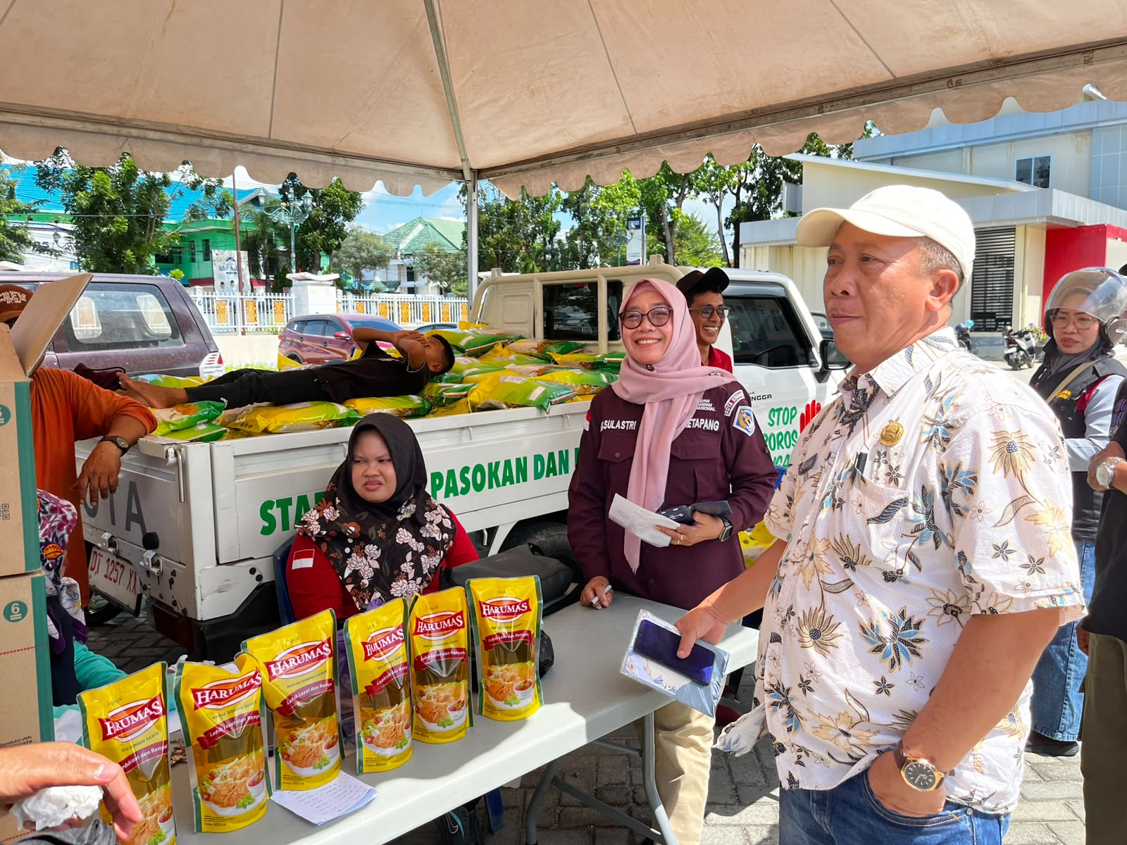 Kepala Dinas Ketahanan Pangan Kota Kendari, Abdul Rauf, saat meninjau pelaksanaan Gerakan Pangan Murah (GPM) di pelataran Balai Kota Kendari. (FOTO: FAYSAL/MS)