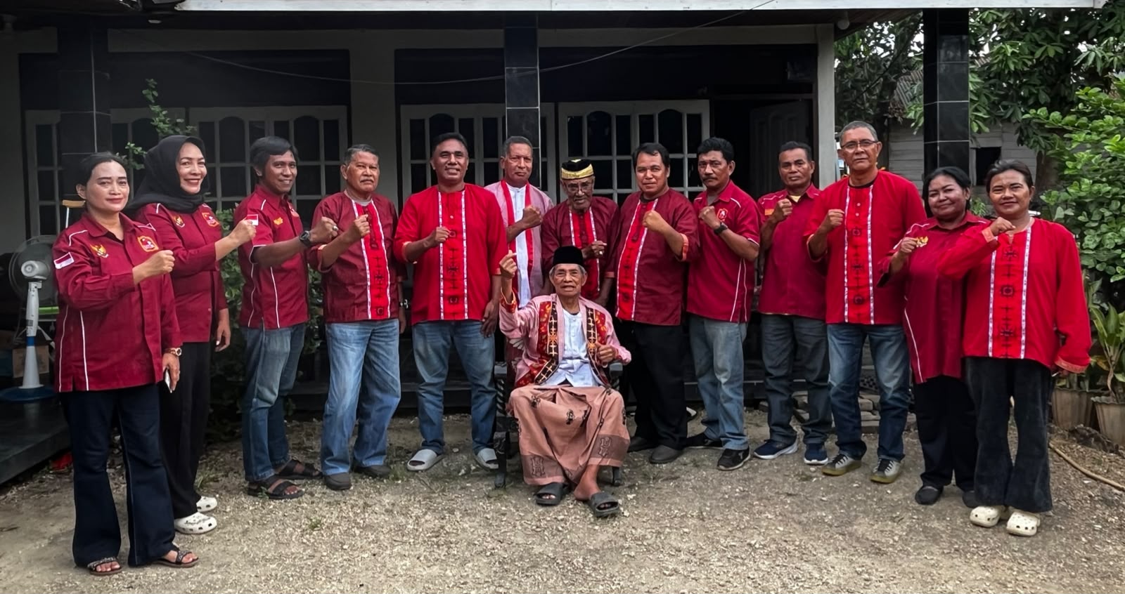 Pengurus Kerukunan Masyarakat Indonesia Maluku (KMIM) Provinsi Sulawesi Tenggara (Sultra) saat menggelar konferensi pers di Kendari, Jumat (24/7/2026), untuk menegaskan bahwa kepengurusan organisasi yang sah masih dipimpin oleh Ketua Drs. Arifin T.A. Rachman. Penegasan tersebut disampaikan menyusul munculnya pihak yang mengatasnamakan diri sebagai Ketua Kerukunan Masyarakat Maluku Provinsi Sulawesi Tenggara.