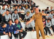Kepala Dinas Komunikasi dan Informatika (Kominfo) Kota Kendari, Sahuriyanto Meronda, SP., MM, saat memberikan materi tentang literasi digital dalam kegiatan MPLS Sekolah Rakyat Terintegrasi 2 Kota Kendari Tahun Ajaran 2026/2027, Senin (10/8/2026).