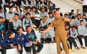 Kepala Dinas Komunikasi dan Informatika (Kominfo) Kota Kendari, Sahuriyanto Meronda, SP., MM, saat memberikan materi tentang literasi digital dalam kegiatan MPLS Sekolah Rakyat Terintegrasi 2 Kota Kendari Tahun Ajaran 2026/2027, Senin (10/8/2026).