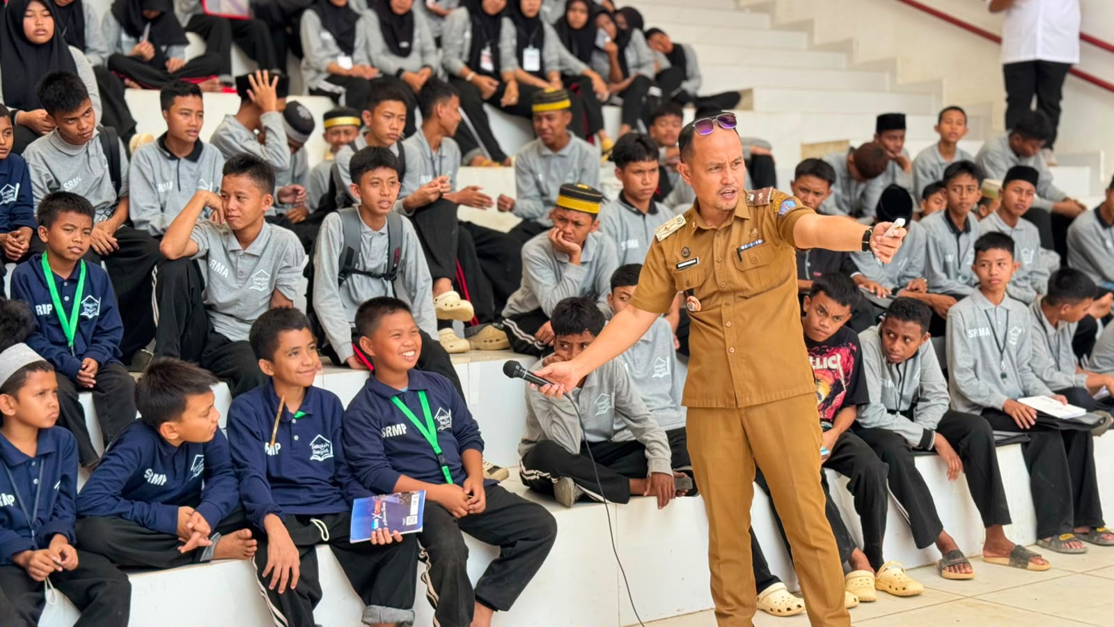 Kepala Dinas Komunikasi dan Informatika (Kominfo) Kota Kendari, Sahuriyanto Meronda, SP., MM, saat memberikan materi tentang literasi digital dalam kegiatan MPLS Sekolah Rakyat Terintegrasi 2 Kota Kendari Tahun Ajaran 2026/2027, Senin (10/8/2026).