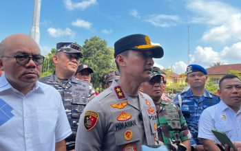 Kapolda Sultra, Irjen Pol. Himawan Bayu Aji, saat diwawancarai awak media usai memimpin Apel Gelar Pasukan dan Peralatan Kesiapsiagaan Penanganan Kebakaran Hutan dan Lahan (Karhutla) di wilayah hukum Polda Sultra. Dalam kesempatan tersebut, Kapolda Sultra didampingi Ketua DPRD Sultra La Ode Tariala, Pj Sekretaris Daerah Sultra Muhammad Fadlansyah, Danrem 143/Halu Oleo Brigjen TNI Raden Wahyu Sugiarto, serta Danlanal Kendari Kolonel Laut (P) M. Sati Lubis. (FOTO: Mediatamasultra.com)