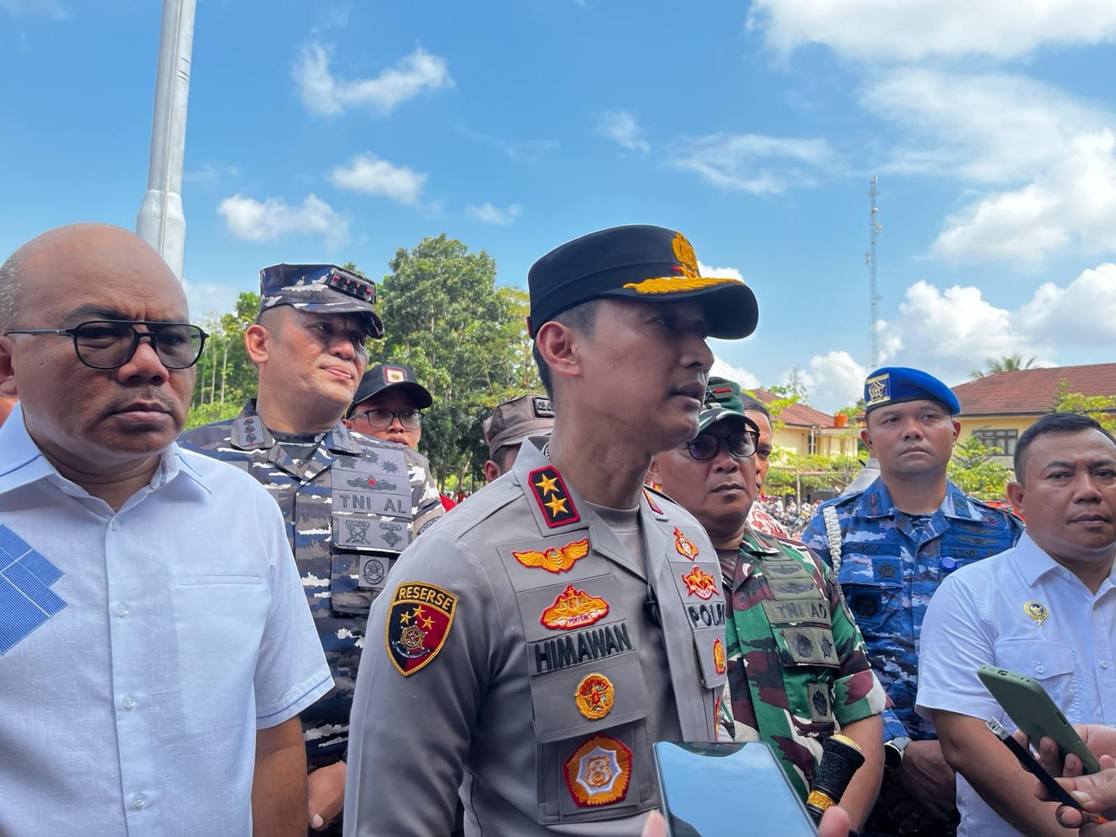 Kapolda Sultra, Irjen Pol. Himawan Bayu Aji, saat diwawancarai awak media usai memimpin Apel Gelar Pasukan dan Peralatan Kesiapsiagaan Penanganan Kebakaran Hutan dan Lahan (Karhutla) di wilayah hukum Polda Sultra. Dalam kesempatan tersebut, Kapolda Sultra didampingi Ketua DPRD Sultra La Ode Tariala, Pj Sekretaris Daerah Sultra Muhammad Fadlansyah, Danrem 143/Halu Oleo Brigjen TNI Raden Wahyu Sugiarto, serta Danlanal Kendari Kolonel Laut (P) M. Sati Lubis. (FOTO: Mediatamasultra.com)