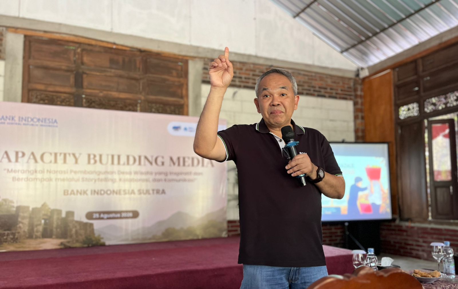 Dr. Aqua Dwipayana, Pakar Komunikasi dan Motivator Nasional, saat memberikan materi bertajuk “The Power of Silaturahim” dalam kegiatan Capacity Building Media (CBM) Bank Indonesia (BI) Sulawesi Tenggara di Desa Wisata Pentingsari, Dusun Pentingsari, Desa Umbulharjo, Kecamatan Cangkringan, Kabupaten Sleman, Yogyakarta, Selasa (25/8/2026). (FOTO: FAYSAL/MS)