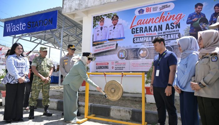 Wali Kota Kendari dr. Hj. Siska Karina Imran, SKM., saat meluncurkan Bank Sampah Balai Kota Kendari, Jumat (21/8/2026). (Dok. Istimewa)