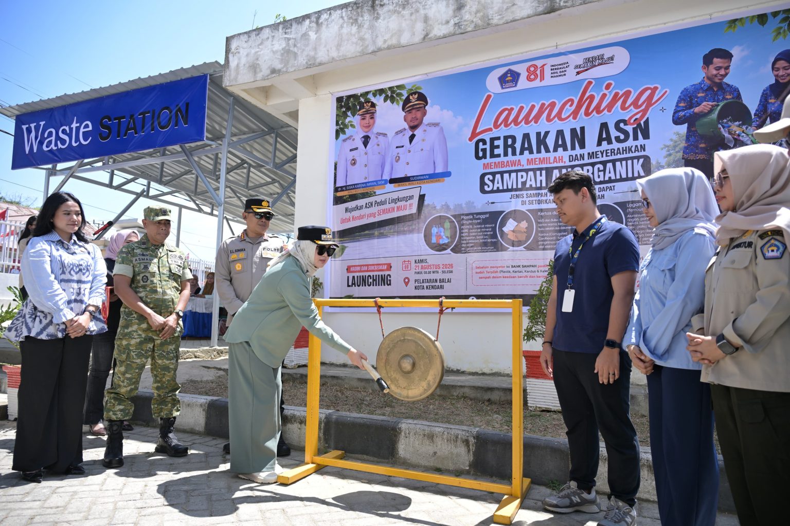 Wali Kota Kendari dr. Hj. Siska Karina Imran, SKM., saat meluncurkan Bank Sampah Balai Kota Kendari, Jumat (21/8/2026). (Dok. Istimewa)