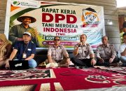 Ketua Dewan Pimpinan Daerah (DPD) Tani Merdeka Indonesia (TMI) Kota Kendari, Sahuriyanto Meronda, membuka rapat kerja (Raker) perdana yang digelar di kawasan Kelompok Tani Nanga-Nanga Hijau, Kelurahan Baruga, Kecamatan Baruga, Kota Kendari, Sabtu (1/8/2026). Raker tersebut menjadi langkah awal penyusunan program kerja satu tahun ke depan yang berfokus pada peningkatan kesejahteraan petani di Kota Kendari. (Foto: Mediatamasultra.com)