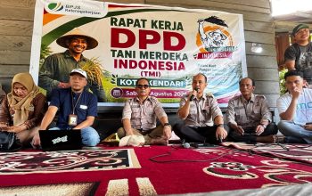 Ketua Dewan Pimpinan Daerah (DPD) Tani Merdeka Indonesia (TMI) Kota Kendari, Sahuriyanto Meronda, membuka rapat kerja (Raker) perdana yang digelar di kawasan Kelompok Tani Nanga-Nanga Hijau, Kelurahan Baruga, Kecamatan Baruga, Kota Kendari, Sabtu (1/8/2026). Raker tersebut menjadi langkah awal penyusunan program kerja satu tahun ke depan yang berfokus pada peningkatan kesejahteraan petani di Kota Kendari. (Foto: Mediatamasultra.com)