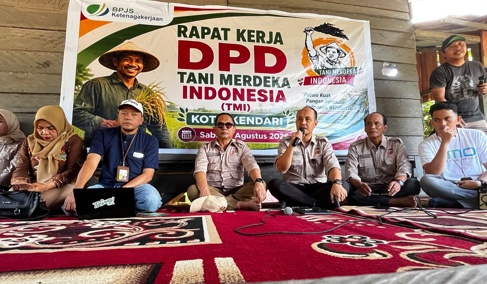 Ketua Dewan Pimpinan Daerah (DPD) Tani Merdeka Indonesia (TMI) Kota Kendari, Sahuriyanto Meronda, membuka rapat kerja (Raker) perdana yang digelar di kawasan Kelompok Tani Nanga-Nanga Hijau, Kelurahan Baruga, Kecamatan Baruga, Kota Kendari, Sabtu (1/8/2026). Raker tersebut menjadi langkah awal penyusunan program kerja satu tahun ke depan yang berfokus pada peningkatan kesejahteraan petani di Kota Kendari. (Foto: Mediatamasultra.com)
