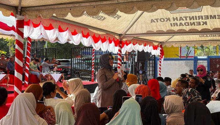 Wali Kota Kendari, Siska Karina Imran, saat menyapa masyarakat melalui kegiatan Wali Kota Kendari Menyapa bersama Forkopimda di halaman Puskesmas Kandai, Kecamatan Kendari, Kamis (20/8/2026). (FOTO: FAYSAL/MS)