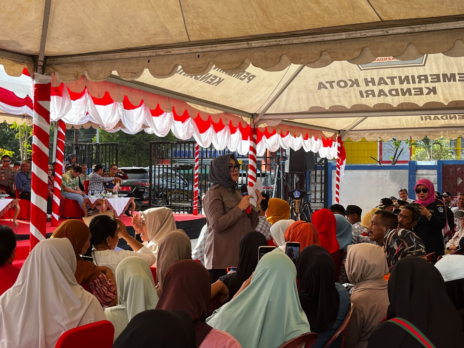 Wali Kota Kendari, Siska Karina Imran, saat menyapa masyarakat melalui kegiatan Wali Kota Kendari Menyapa bersama Forkopimda di halaman Puskesmas Kandai, Kecamatan Kendari, Kamis (20/8/2026). (FOTO: FAYSAL/MS)