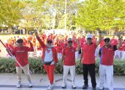 Pelaksana Tugas (Plt) Kepala Bapenda Sultra, La Ode Mahbub, bersama jajaran pegawai mengikuti rangkaian perlombaan dalam rangka memeriahkan Hari Ulang Tahun (HUT) ke-81 Kemerdekaan Republik Indonesia di lingkungan Badan Pendapatan Daerah Provinsi Sulawesi Tenggara. Kegiatan tersebut bertujuan mempererat kebersamaan, meningkatkan kekompakan, serta membangun sinergi antarseluruh pegawai.
