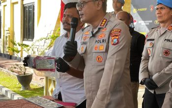 Kapolresta Kendari, Kombes Pol. Edwin L. Sengka, didampingi Kasat Reskrim Polresta Kendari, Kompol Welliwanto Malau saat memberikan keterangan pers berlangsung di Mapolresta Kendari, Kamis (6/8/2026).