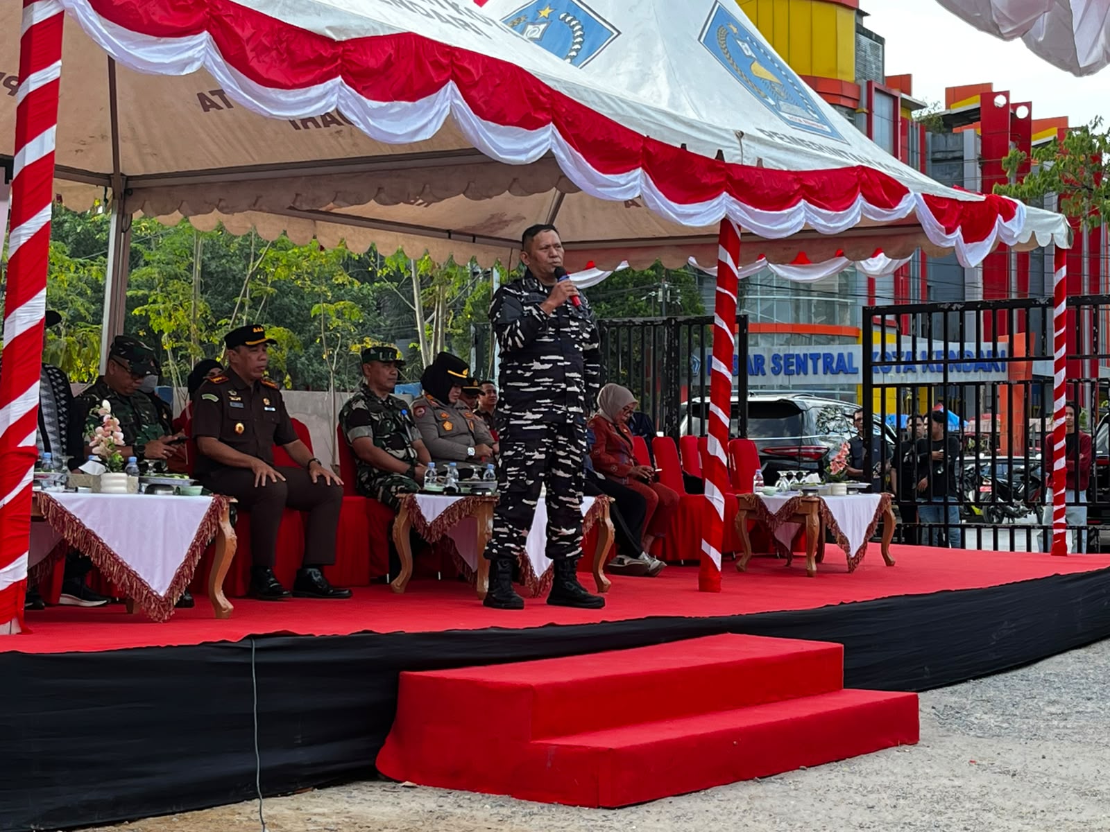 Danlanal Kendari, Kolonel Laut (P) M. Sati Lubis, saat menghadiri kegiatan Wali Kota Kendari Menyapa bersama Forkopimda di halaman Puskesmas Kandai, Kamis (20/8/2026). (FOTO: FAYSAL/MS)
