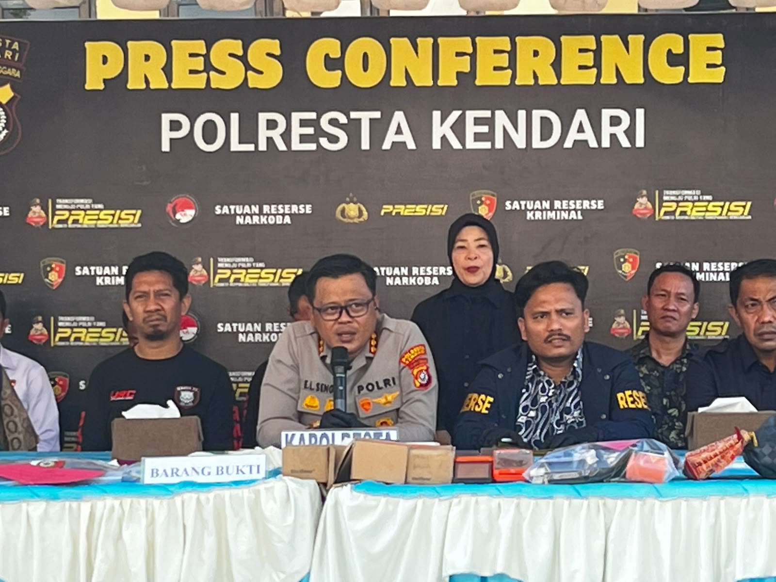 Kapolresta Kendari Kombes Pol. Edwin L. Sengka didampingi Kasat Reskrim Polresta Kendari Kompol Welliwanto Malau dalam konferensi pers di halaman Mapolresta Kendari, Jumat (21/8/2026). (FOTO: FAYSAL/MS)