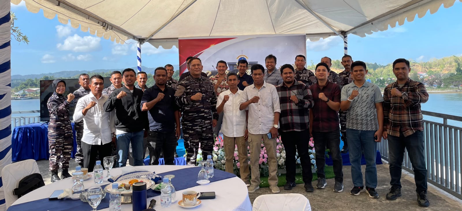 Komandan Pangkalan TNI Angkatan Laut (Danlanal) Kendari, Kolonel Laut (P) M. Sati Lubis, saat menggelar coffee morning dan silaturahmi bersama insan pers Sulawesi Tenggara di Markas Lanal Kendari, Kamis (6/8/2026). Kegiatan tersebut menjadi ajang mempererat komunikasi sekaligus membangun kemitraan strategis antara TNI Angkatan Laut dan media.