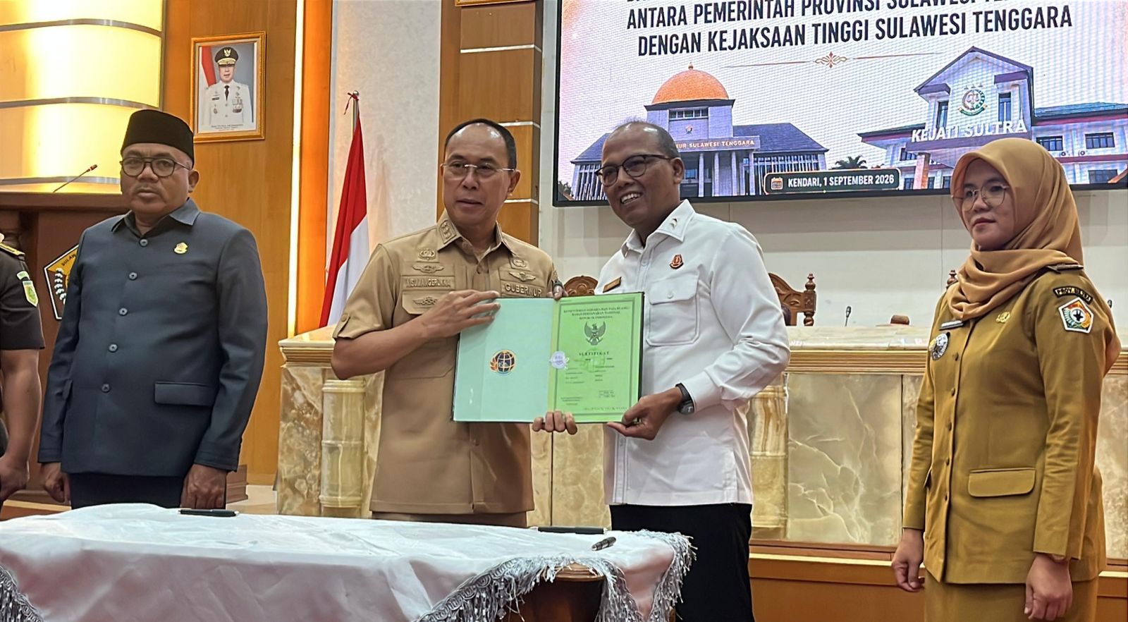 Penandatanganan penyerahan Barang Milik Daerah (BMD) yang dirangkaikan dengan penandatanganan Surat Kuasa Khusus antara Pemerintah Provinsi Sulawesi Tenggara dan Kejaksaan Tinggi Sulawesi Tenggara, di Aula Pola Kantor Gubernur Sultra, Selasa (1/9/2026). (FOTO: FAYSAL/MS)