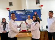 Serah terima jabatan (sertijab) Kepala SMAN 1 Kendari dari Ruslan kepada Nur Aida berlangsung di ruang guru SMAN 1 Kendari, Rabu (23/9/2026). Kegiatan tersebut turut dihadiri Kepala Bidang GTK Dikbud Sultra, Surakhman. (FOTO: FAYSAL/MS)