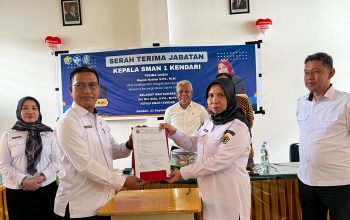 Serah terima jabatan (sertijab) Kepala SMAN 1 Kendari dari Ruslan kepada Nur Aida berlangsung di ruang guru SMAN 1 Kendari, Rabu (23/9/2026). Kegiatan tersebut turut dihadiri Kepala Bidang GTK Dikbud Sultra, Surakhman. (FOTO: FAYSAL/MS)