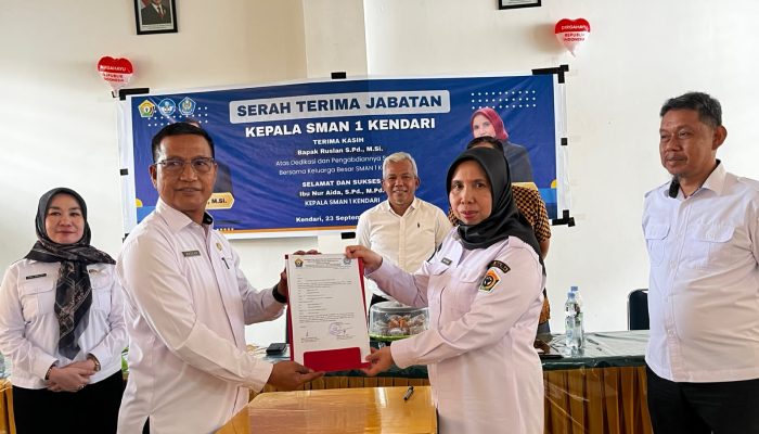 Sertijab Kepala SMAN 1 Kendari, Nur Aida Siap Pertahankan Prestasi dan Perkuat Kolaborasi