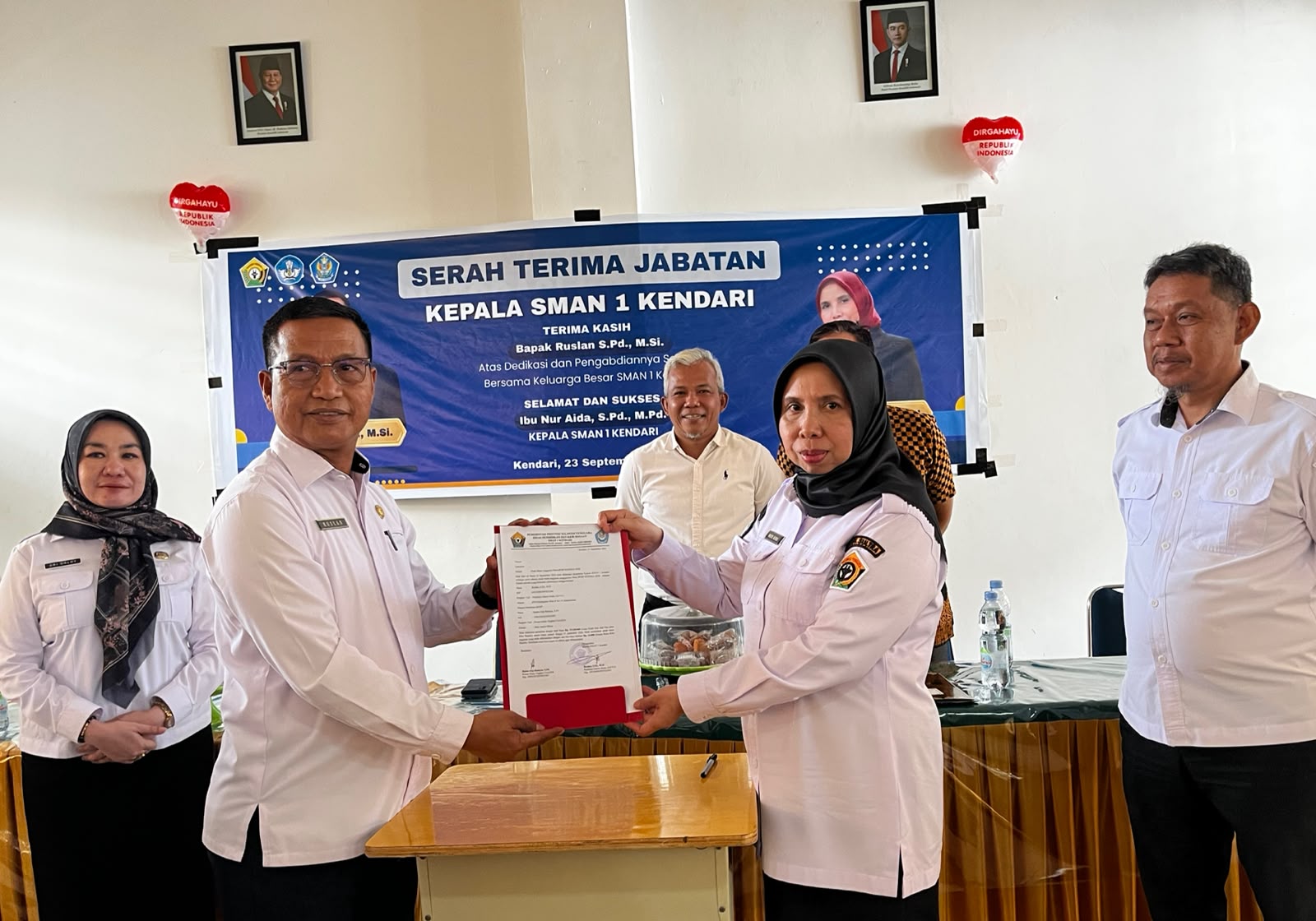 Serah terima jabatan (sertijab) Kepala SMAN 1 Kendari dari Ruslan kepada Nur Aida berlangsung di ruang guru SMAN 1 Kendari, Rabu (23/9/2026). Kegiatan tersebut turut dihadiri Kepala Bidang GTK Dikbud Sultra, Surakhman. (FOTO: FAYSAL/MS)
