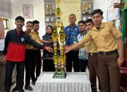 Siswa SMAN 2 Kendari yang berhasil meraih Juara 1 ALVOSTRA CUP berfoto bersama Kepala SMAN 2 Kendari Nur Aida dan Wakil Kepala Sekolah Bidang Kesiswaan Abdul Rahman. (FOTO: FAYSAL/MS)